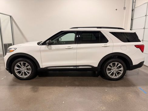 Used 2023 Ford Explorer XLT w/ Equipment Group 202A AWD/4WD image 8