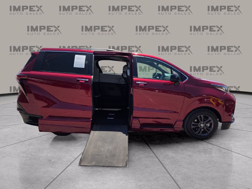 Used 2024 Toyota Sienna XSE w/ XSE Plus Package AWD/4WD image 5