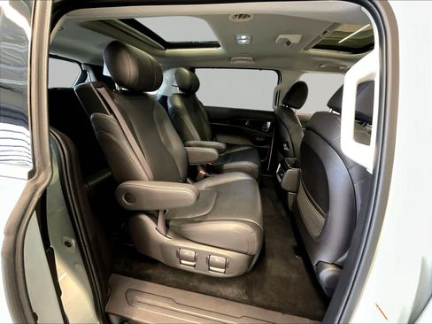 Used 2025 Kia Carnival SX Prestige FWD image 25