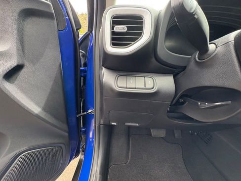 Used 2024 Hyundai Venue Limited FWD image 15