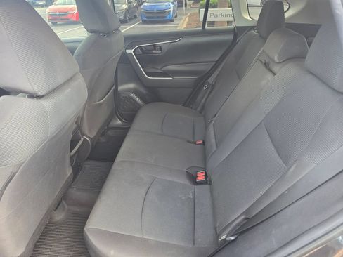 Used 2021 Toyota RAV4 LE AWD/4WD image 12
