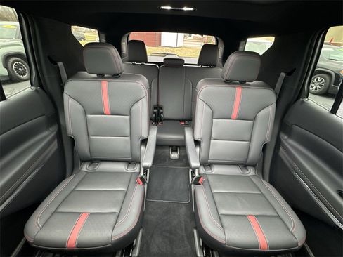 Used 2025 Chevrolet Traverse RS image 23