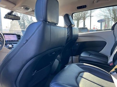 Used 2024 Chrysler Pacifica Select image 11