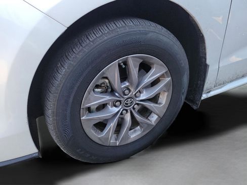 Used 2025 Toyota Sienna XLE image 28