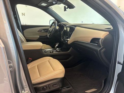 Used 2023 Chevrolet Traverse Premier FWD image 6