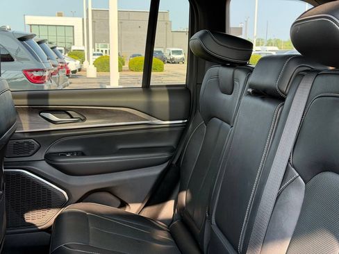 Used 2023 Jeep Grand Cherokee Overland AWD/4WD image 30