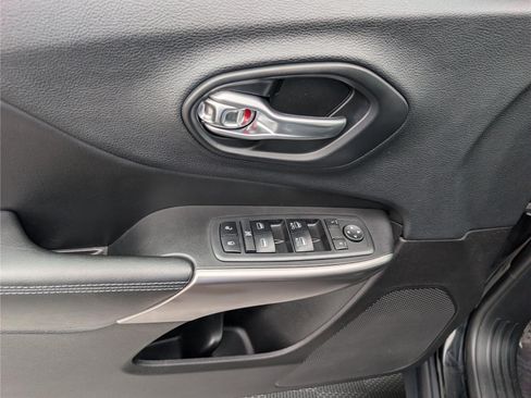 Used 2019 Jeep Cherokee Latitude Plus AWD/4WD image 19