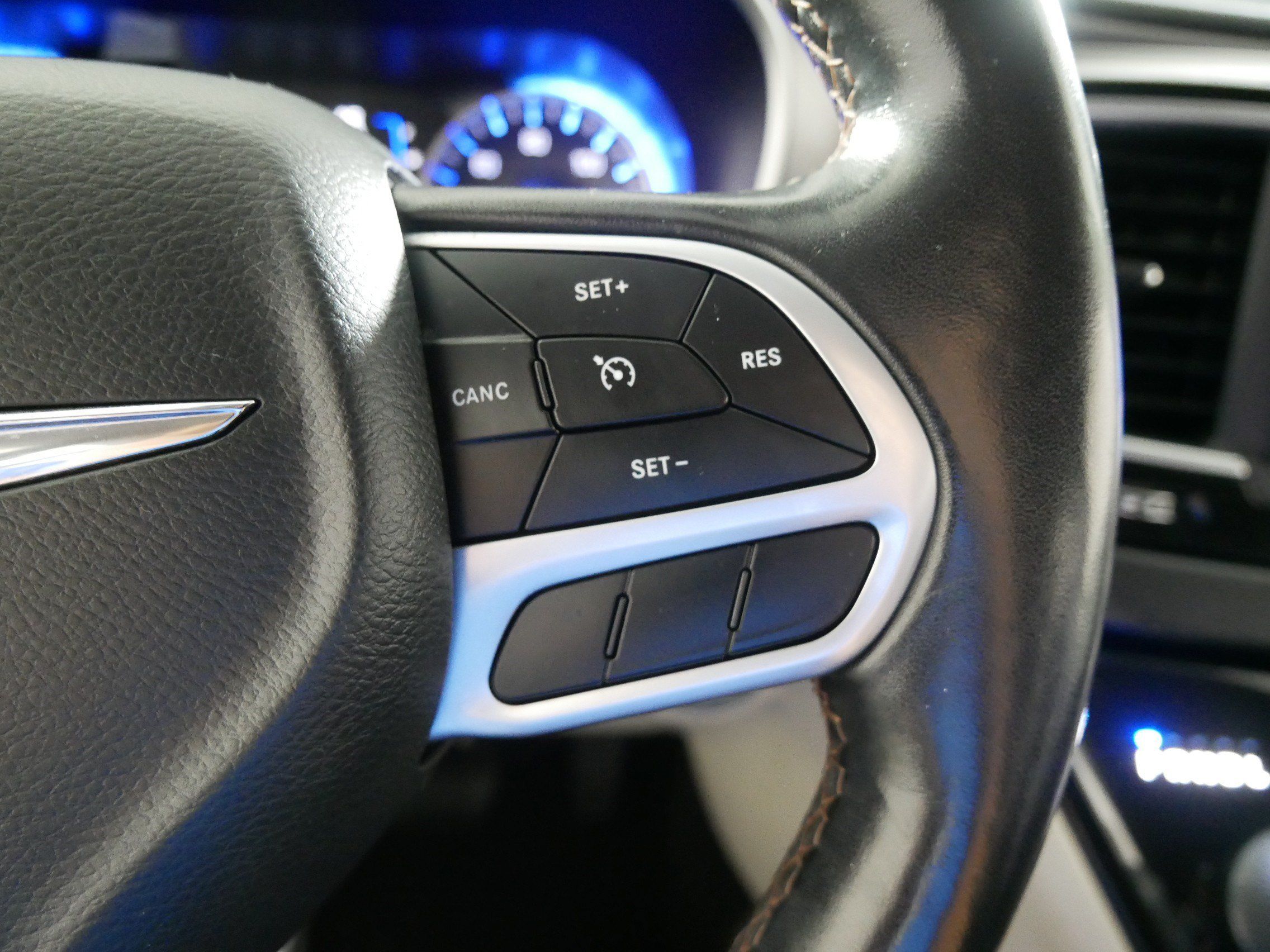 Used 2020 Chrysler Pacifica Touring-L w/ Tire & Wheel Group FWD image 28