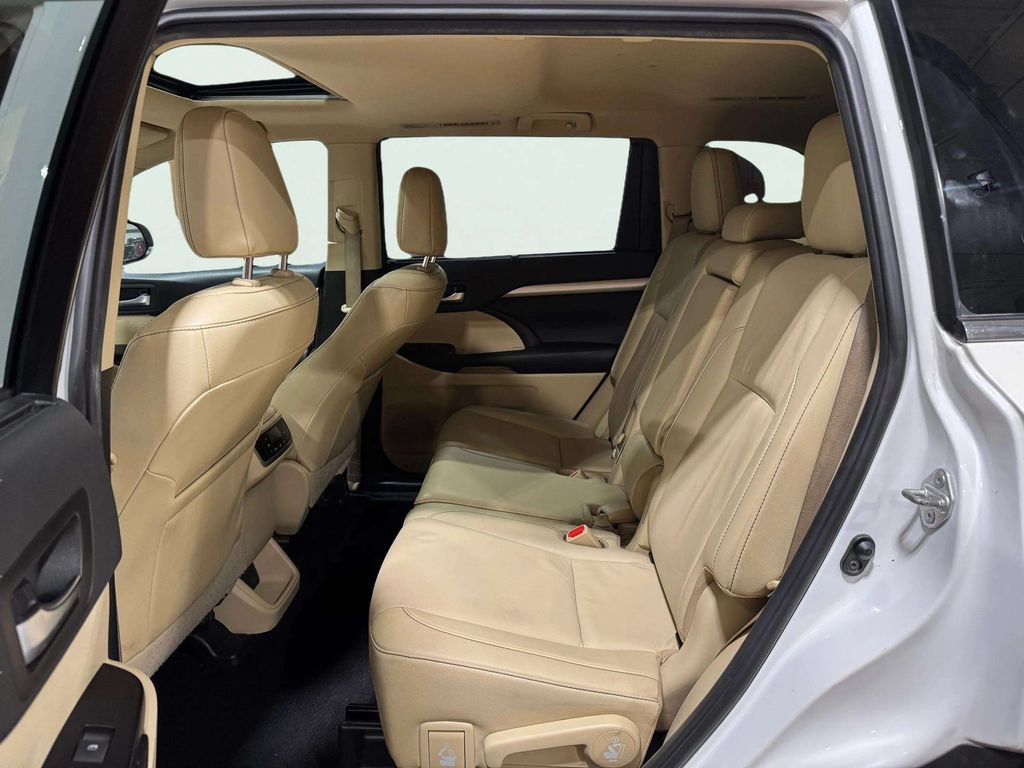 Used 2019 Toyota Highlander XLE AWD/4WD image 25