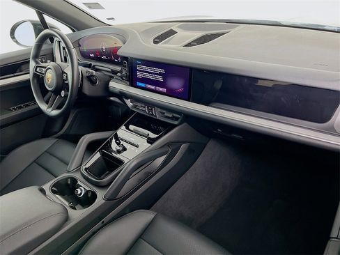 Used 2024 Porsche Cayenne image 28