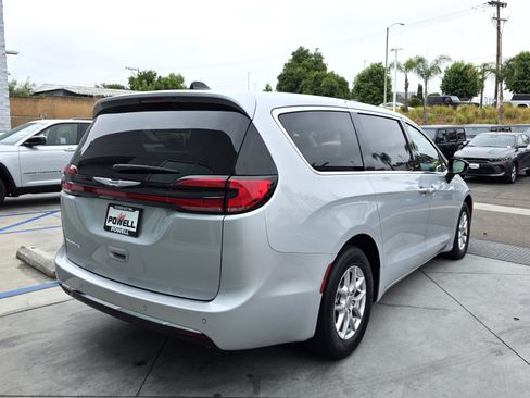 Certified 2024 Chrysler Pacifica Touring-L image 5