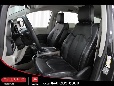 Used 2023 Chrysler Pacifica Touring-L image 5