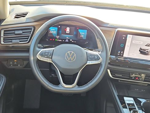 Used 2025 Volkswagen Atlas SE AWD/4WD image 12