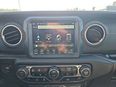 Used 2020 Jeep Gladiator Overland image 25