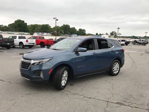Used 2024 Chevrolet Equinox LT w/ Driver Convenience Package FWD image 3