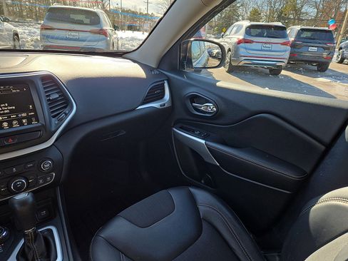 Used 2018 Jeep Cherokee Latitude Plus image 11