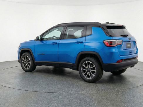 Used 2025 Jeep Compass Trailhawk image 5