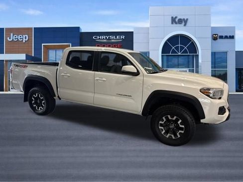 Used 2022 Toyota Tacoma TRD Off-Road w/ Technology Package AWD/4WD image 9