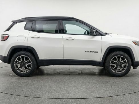 Used 2025 Jeep Compass Trailhawk image 11