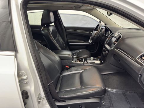 Used 2015 Chrysler 300 Limited image 34