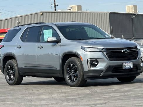 Used 2023 Chevrolet Traverse LT FWD image 2