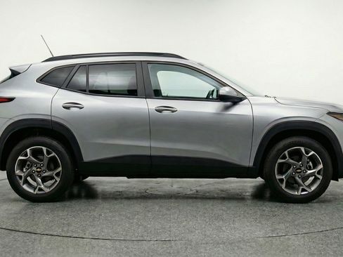 Used 2025 Chevrolet Trax LT w/ LT Convenience Package image 11