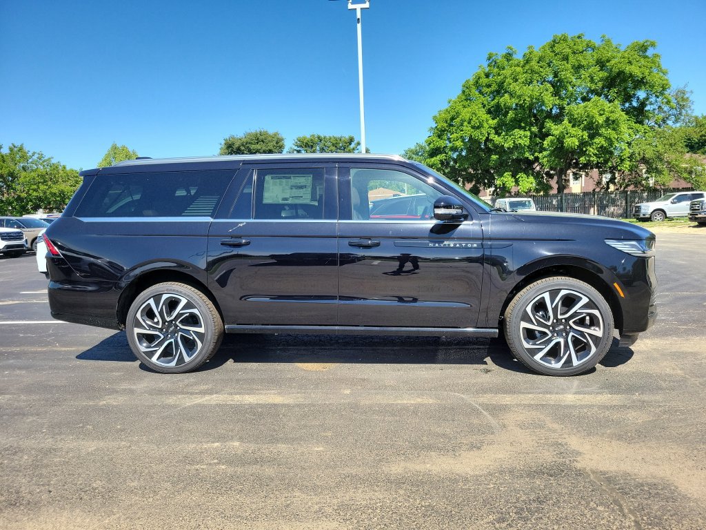 New 2026 Lincoln Navigator L Black Label AWD/4WD image 3
