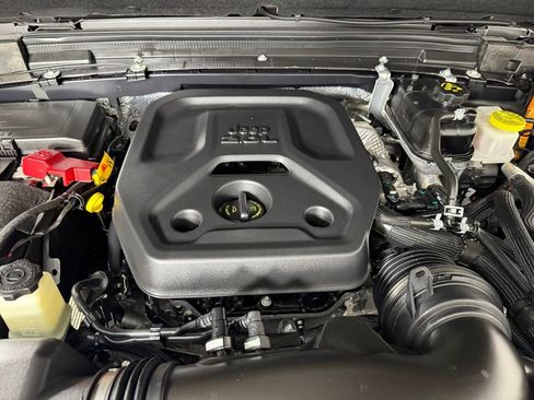 Used 2025 Jeep Wrangler Unlimited Sahara image 30