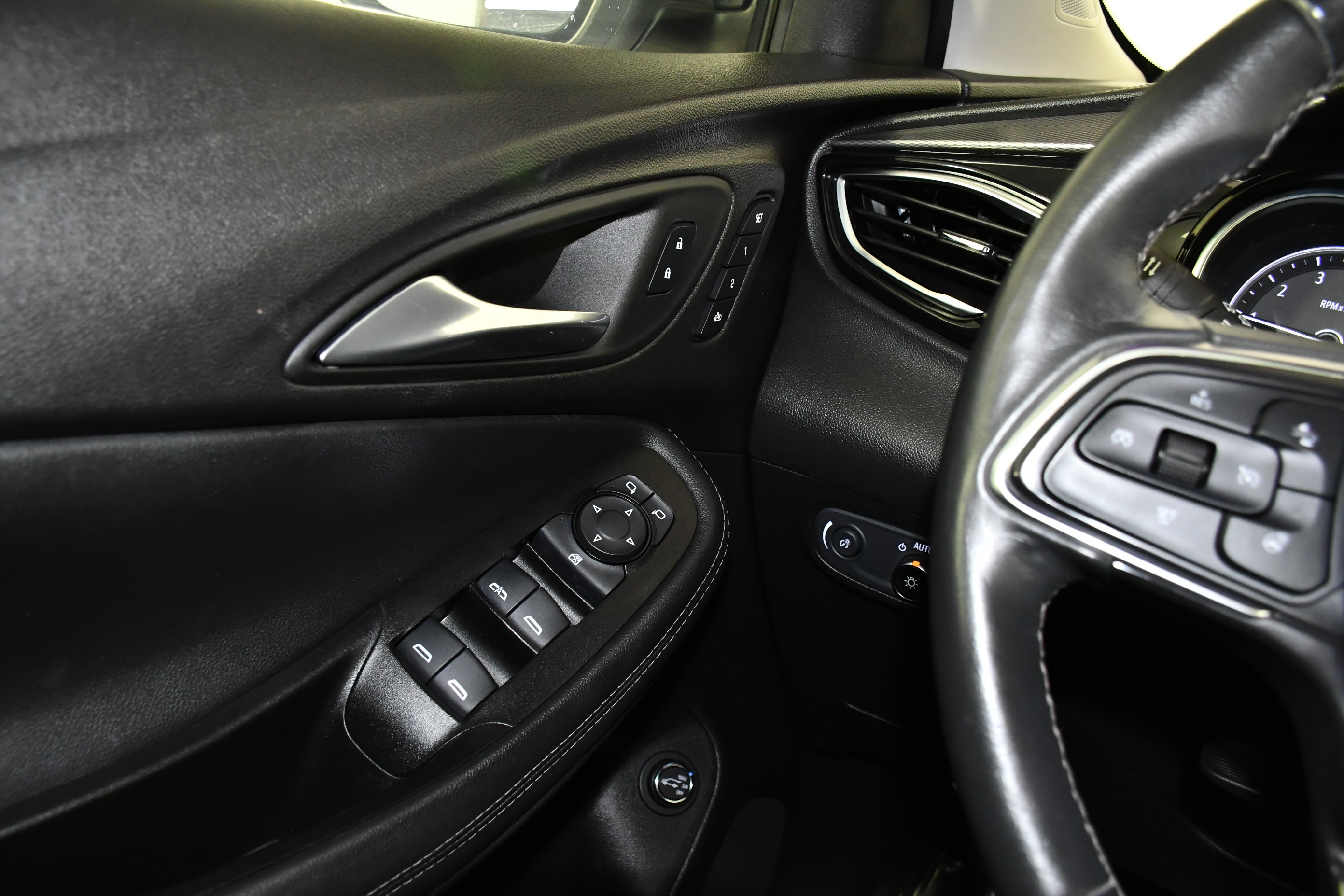 Used 2022 Buick Encore GX Essence w/ Advanced Technology Package FWD image 33