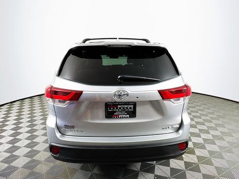 Used 2019 Toyota Highlander XLE AWD/4WD image 6