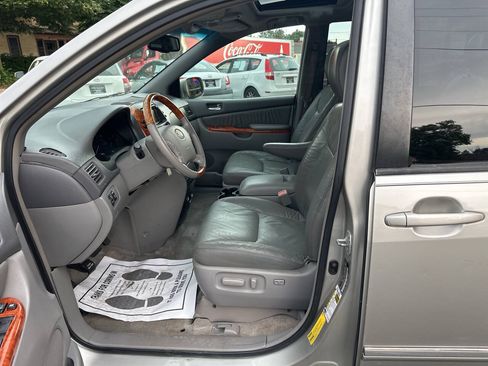 Used 2010 Toyota Sienna XLE Limited FWD image 17