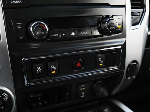 Used 2017 Nissan Titan SV image 21