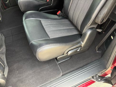 Used 2015 Chrysler Town & Country S image 32