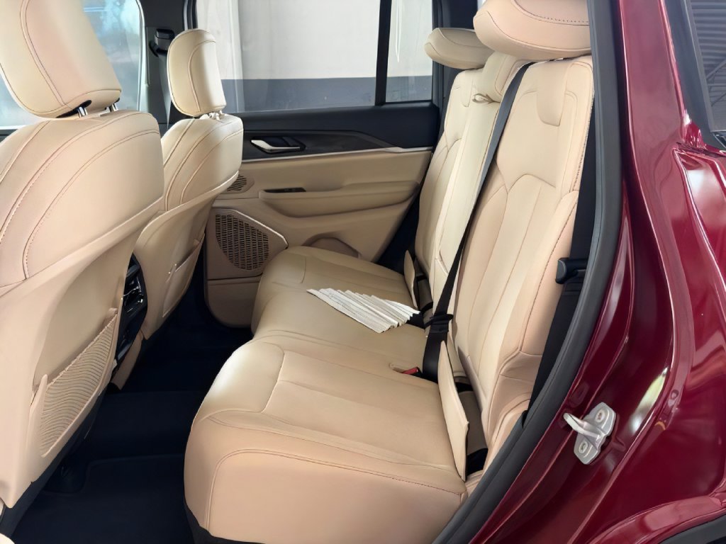 New 2026 Jeep Grand Cherokee Limited w/ Luxury Tech Group II AWD/4WD image 22