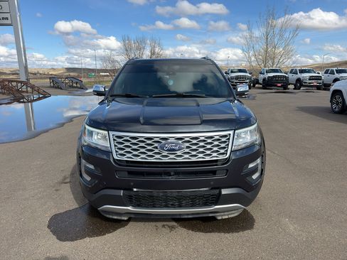 Used 2017 Ford Explorer Platinum image 2