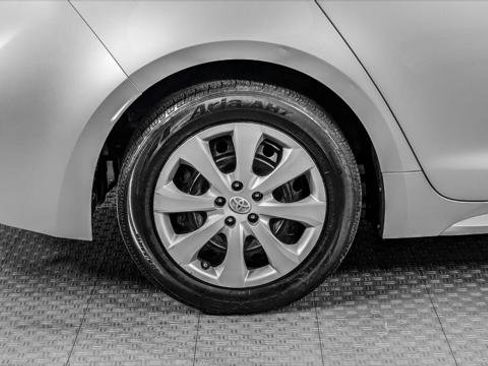 Used 2021 Toyota Corolla LE FWD image 32