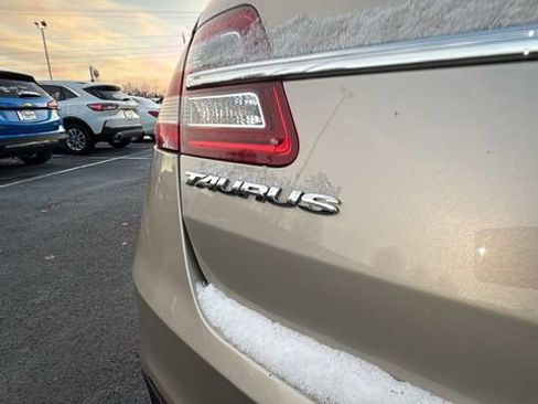 Used 2018 Ford Taurus SE image 32