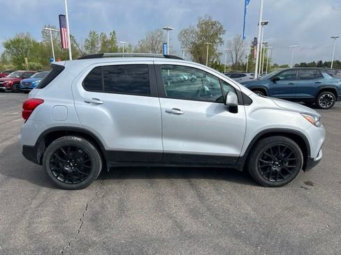Used 2022 Chevrolet Trax LT w/ Driver Confidence Package FWD image 4