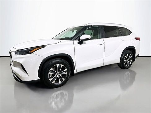 Used 2023 Toyota Highlander XLE image 3