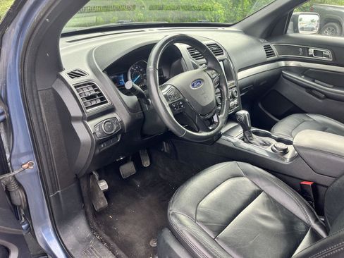 Used 2018 Ford Explorer XLT w/ Equipment Group 202A AWD/4WD image 11