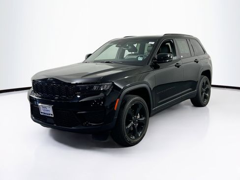 Used 2023 Jeep Grand Cherokee Altitude image 1