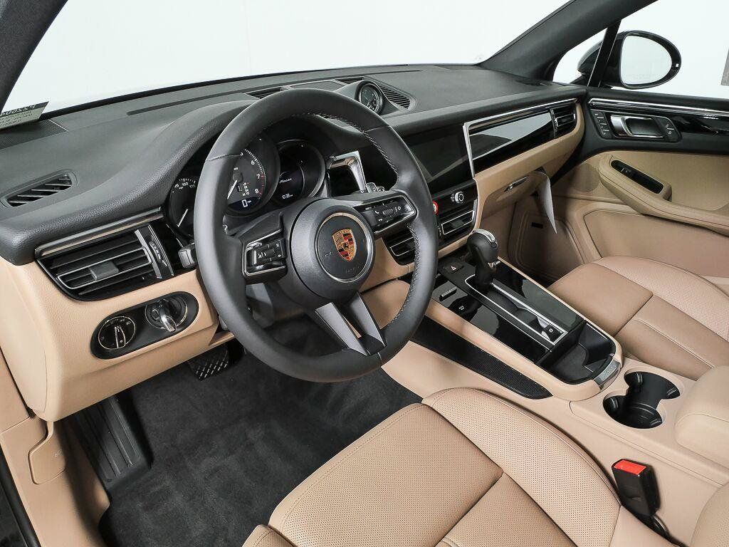 Certified 2026 Porsche Macan AWD/4WD image 4
