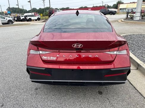 Used 2024 Hyundai Elantra SEL w/ Convenience Package FWD image 7