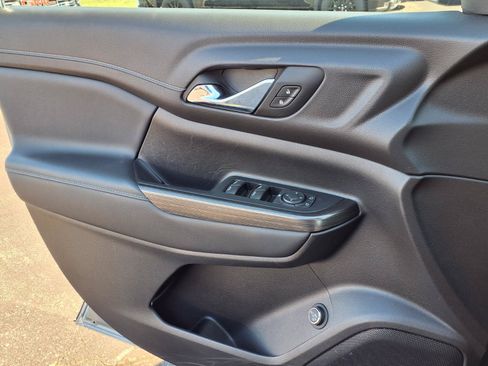 Used 2023 GMC Acadia SLT w/ LPO, Floor Liner Package FWD image 23