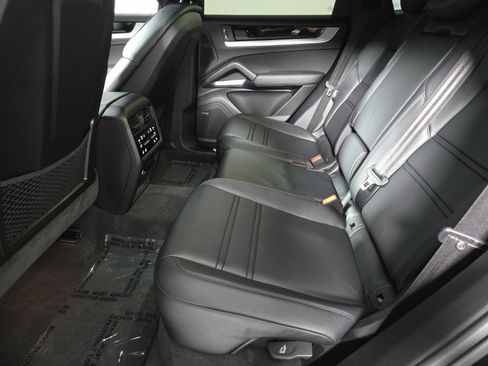 Used 2025 Porsche Cayenne Coupe image 13