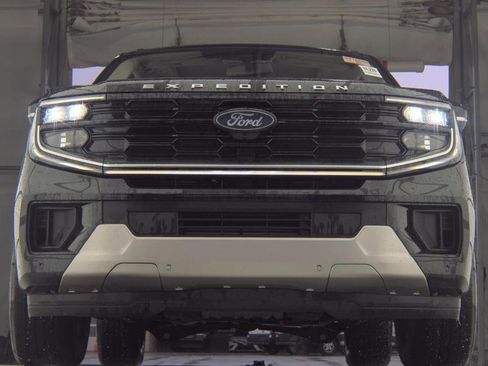 Used 2025 Ford Expedition Max Platinum AWD/4WD image 3