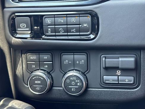 New 2026 GMC Yukon XL AT4 Ultimate AWD/4WD image 16