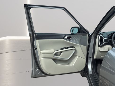 Used 2023 Kia Soul LX w/ LX Technology Package FWD image 11