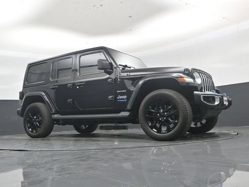 Used 2022 Jeep Wrangler Unlimited Sahara w/ Cold Weather Group AWD/4WD image 38