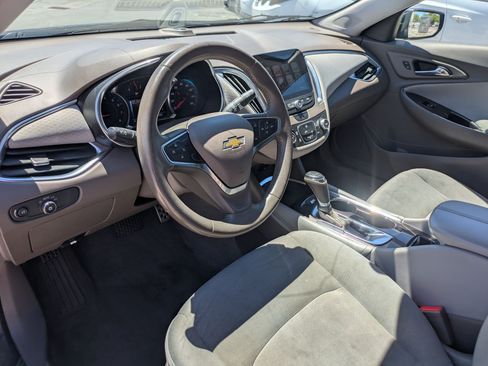 Used 2017 Chevrolet Malibu LT FWD image 16